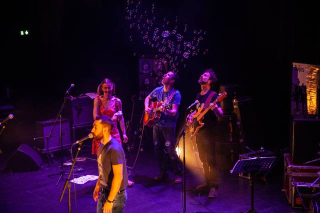 Concert sous les lumières violettes - photo AMAC / Les Mouillotins