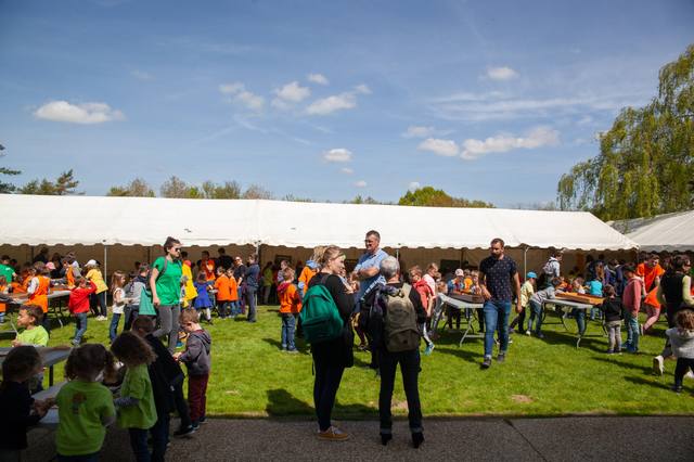 Le village de jeux plein de monde - photo AMAC / Les Mouillotins
