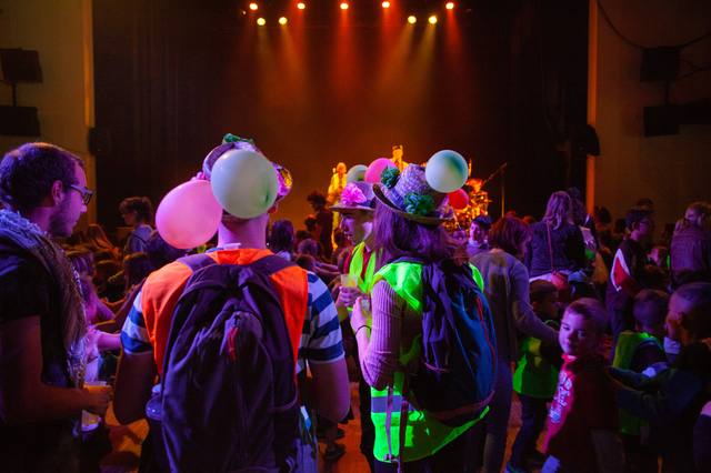Des artistes costumés lancent le bal - photo AMAC / Les Mouillotins
