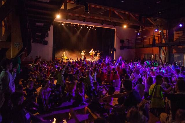 La salle et la scène pendant le bal - photo AMAC / Les Mouillotins