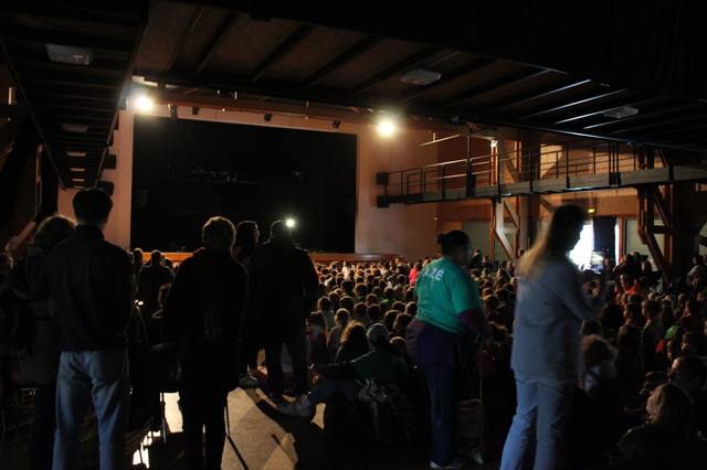 Le public dans la salle plongée dans le noir avant le spectacle - photo AMAC / Les Mouillotins