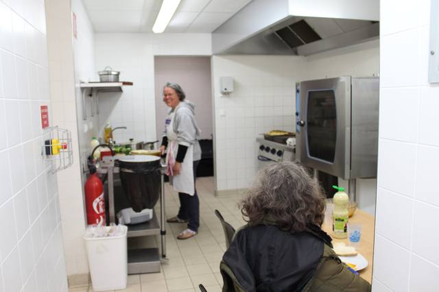 En cuisine pour le repas des bénévoles et des artistes - photo AMAC / Les Mouillotins