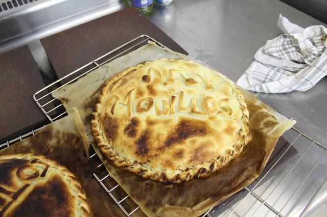 Une galette décorée « Mouillos » à la sortie du four - photo AMAC / Les Mouillotins