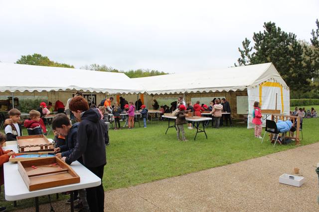 Jeux en bois en plein air devant les chapiteaux - photo AMAC / Les Mouillotins