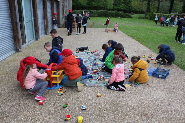 Jeux sur tapis devant la salle - photo AMAC / Les Mouillotins