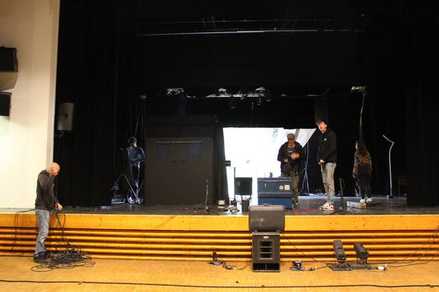 La scène de l’Orion en cours d’installation - photo AMAC / Les Mouillotins