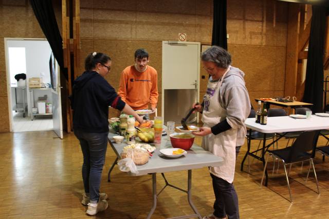 Les bénévoles préparent le repas - photo AMAC / Les Mouillotins