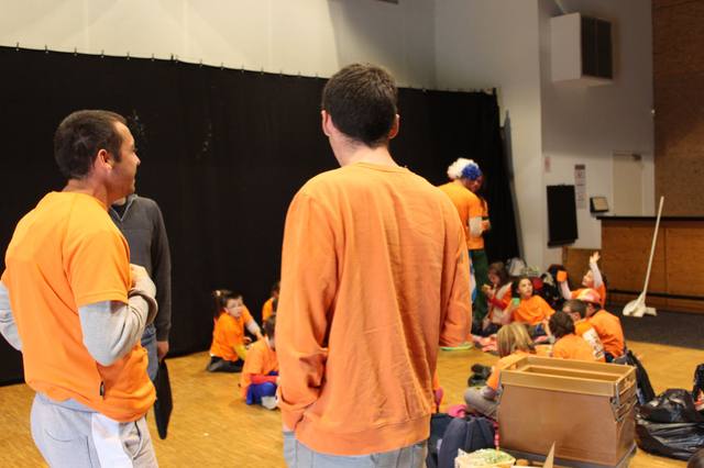 Des bénévoles en tee-shirt orange veillent sur la salle - photo AMAC / Les Mouillotins