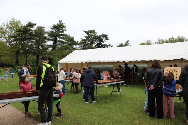 Les chapiteaux et le coin jeux dans le parc - photo AMAC / Les Mouillotins