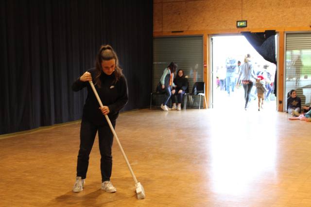 Coup de balai dans la salle en fin de journée - photo AMAC / Les Mouillotins