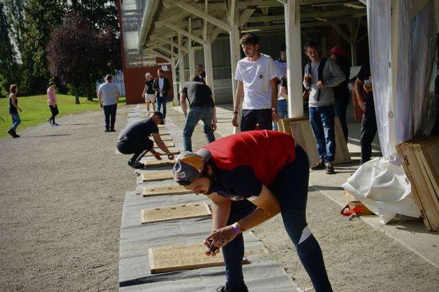 Un joueur mesure son lancer au bord de la planche - photo AMAC / Les Mouillotins