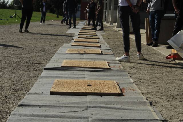 L'allée des planches sous les tribunes - photo AMAC / Les Mouillotins