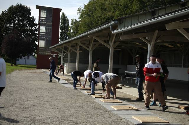 Parties en cours le long des tribunes de l'hippodrome - photo AMAC / Les Mouillotins