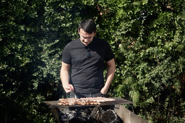 Un bénévole au barbecue - photo AMAC / Les Mouillotins