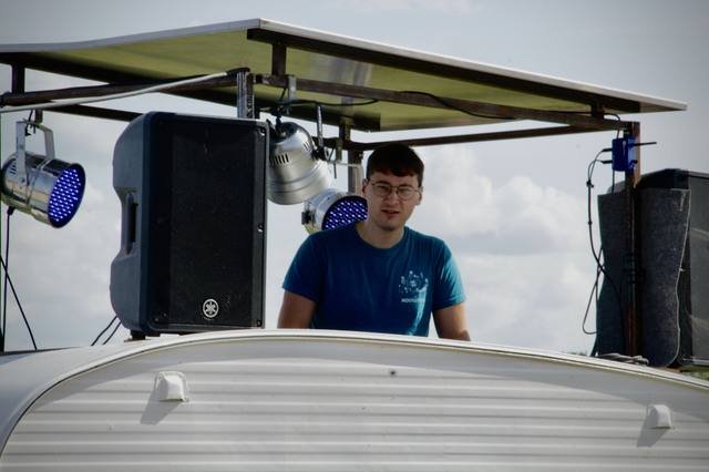 Le DJ installé sur la caravane sono - photo AMAC / Les Mouillotins