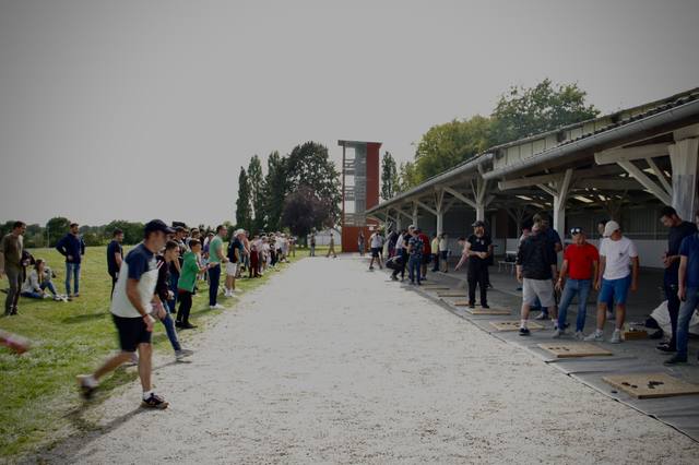 Vue large de l'allée de jeu devant les tribunes - photo AMAC / Les Mouillotins
