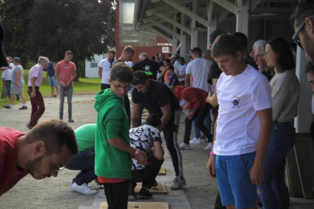 Joueurs et spectateurs autour des planches - photo AMAC / Les Mouillotins