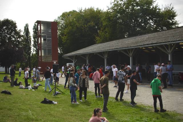 Le tournoi sur la pelouse devant les tribunes - photo AMAC / Les Mouillotins