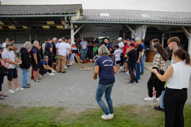 Fin d'après-midi, les équipes rassemblées sous les tribunes - photo AMAC / Les Mouillotins