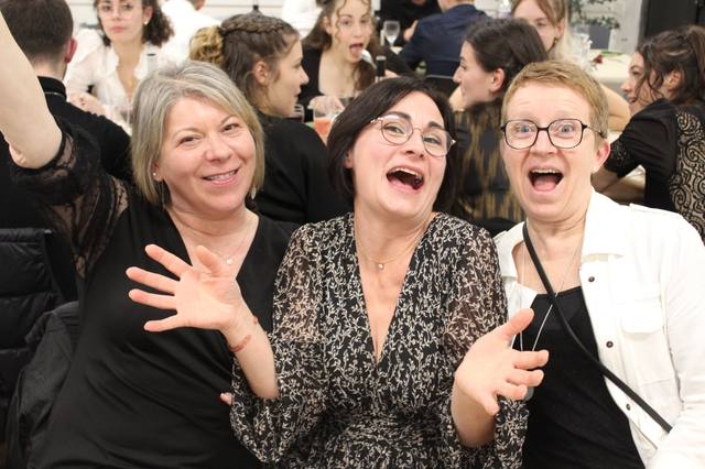 Des convives à table - photo AMAC / Les Mouillotins