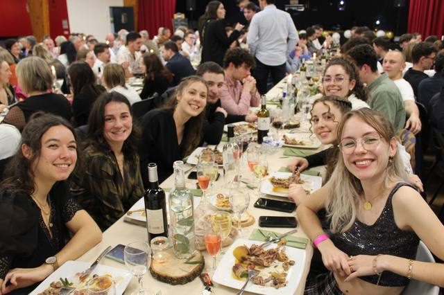 Les longues tablées du repas du réveillon - photo AMAC / Les Mouillotins