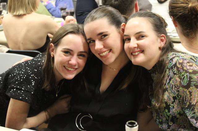 Un groupe d'amies à table - photo AMAC / Les Mouillotins