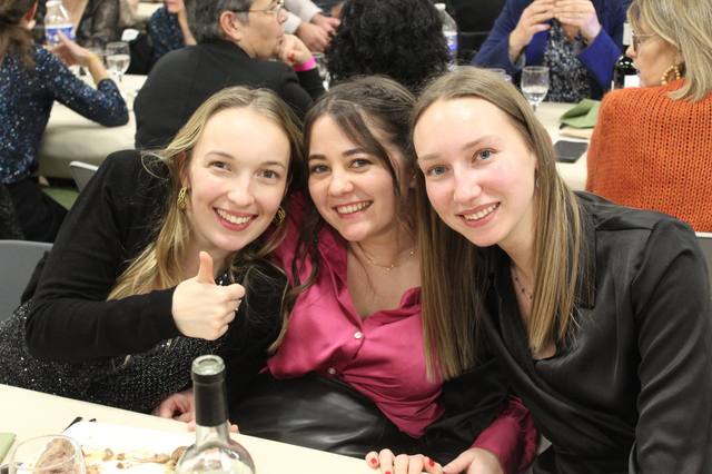 Sourires à table avant minuit - photo AMAC / Les Mouillotins