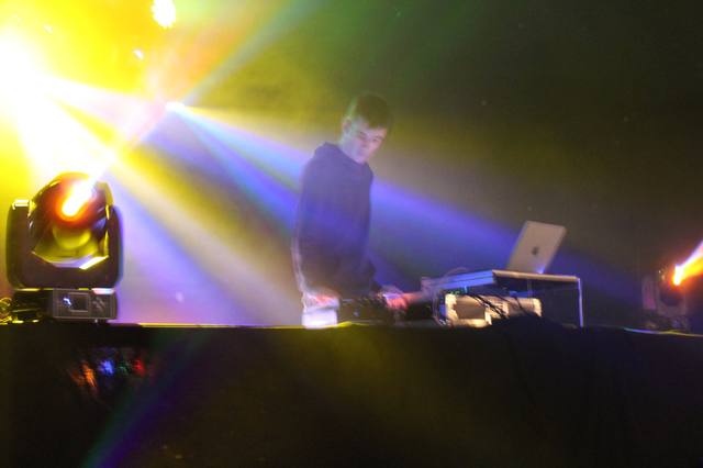 Le DJ sous les lumières - photo AMAC / Les Mouillotins
