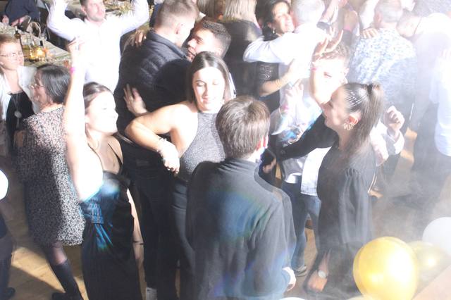 Danse au milieu des ballons - photo AMAC / Les Mouillotins