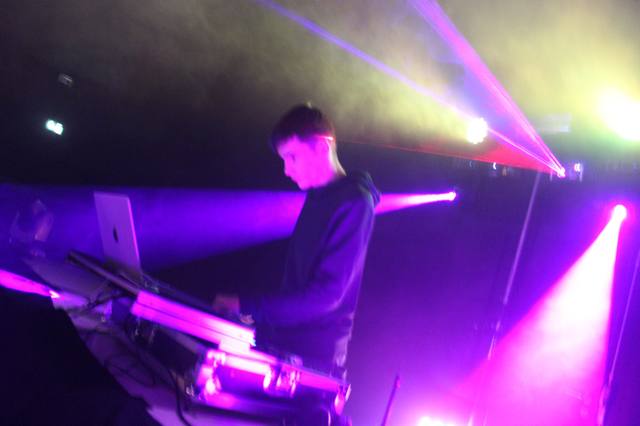 Le DJ dans les lumières violettes - photo AMAC / Les Mouillotins