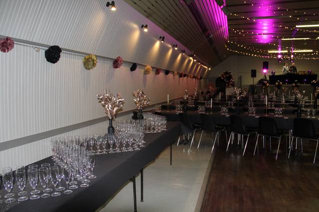Les verres alignés prêts pour l'apéritif - photo AMAC / Les Mouillotins