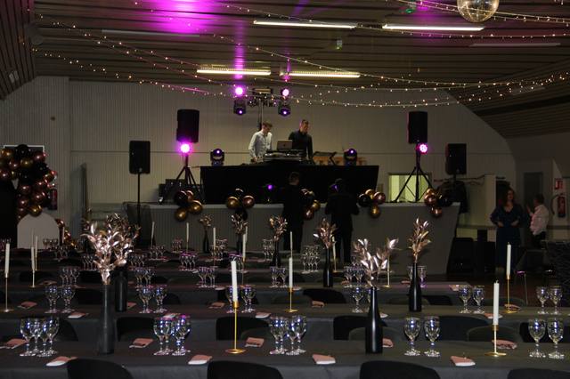 Les tables dressées devant la scène - photo AMAC / Les Mouillotins