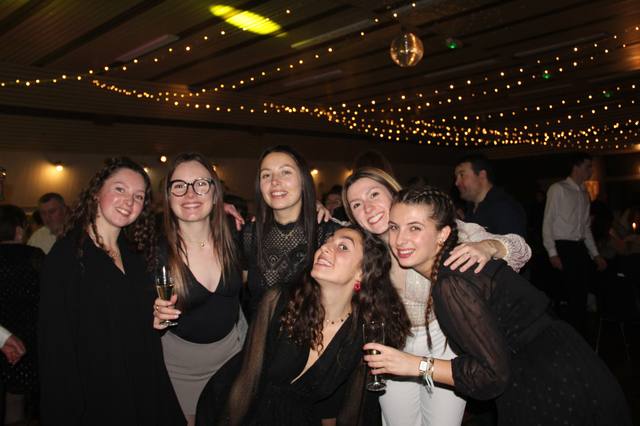 Un groupe d'amies sous les guirlandes - photo AMAC / Les Mouillotins
