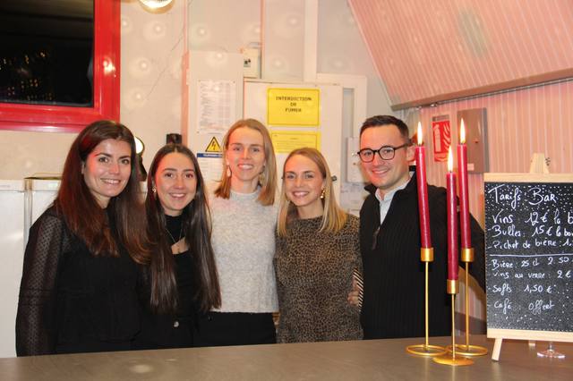 L'équipe d'accueil au bar - photo AMAC / Les Mouillotins