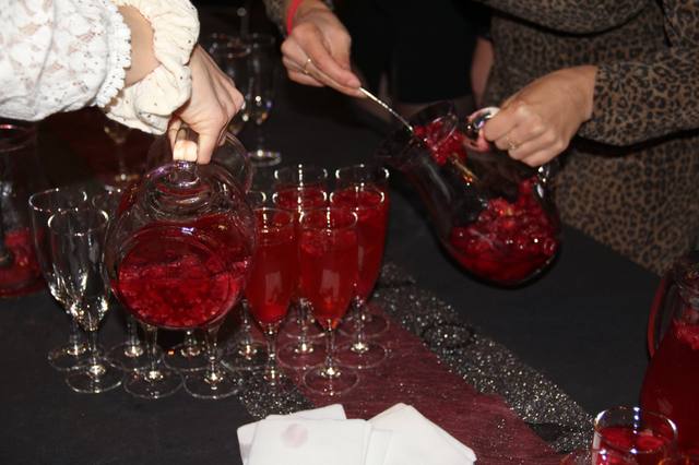 Service du cocktail de bienvenue - photo AMAC / Les Mouillotins