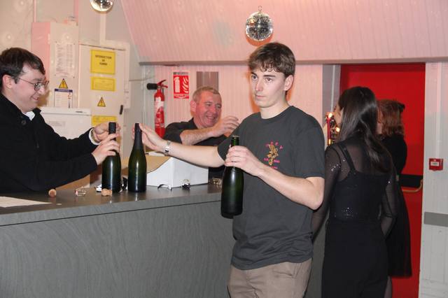 Les bénévoles au bar - photo AMAC / Les Mouillotins