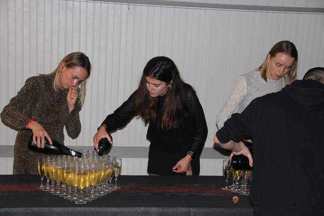 Les bénévoles servent le champagne de minuit - photo AMAC / Les Mouillotins