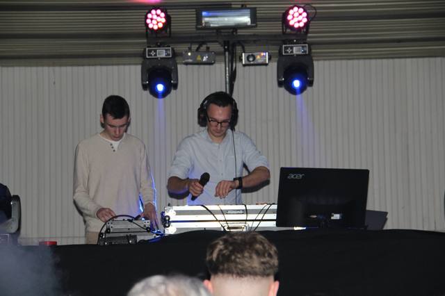 Les DJ aux platines - photo AMAC / Les Mouillotins