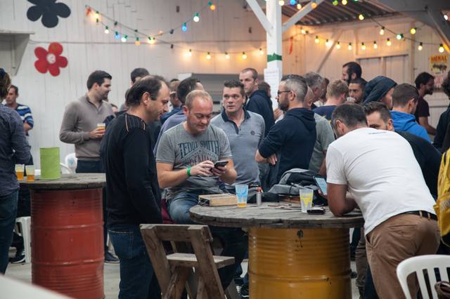 Foule au bar décoré de guirlandes - photo AMAC / Les Mouillotins