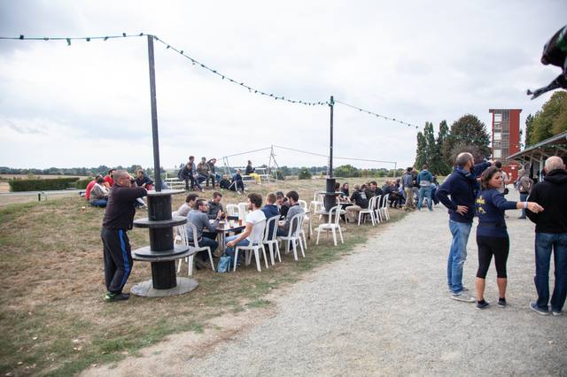 Le public sous les tribunes - photo AMAC / Les Mouillotins
