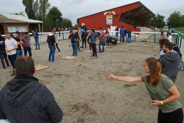 Une joueuse lance son palet sur la piste - photo AMAC / Les Mouillotins