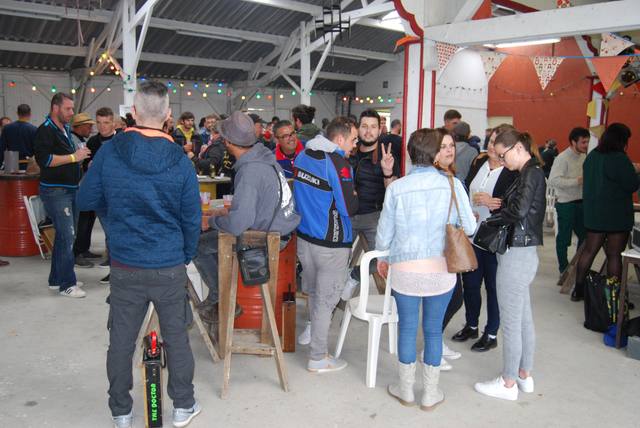 Le public au bar sous les guirlandes - photo AMAC / Les Mouillotins