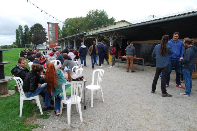 La terrasse devant les tribunes - photo AMAC / Les Mouillotins