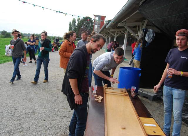 Partie sur une planche en bois sous les tribunes - photo AMAC / Les Mouillotins
