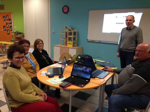 Computer workshop in the after-school room in Méral in December 2019