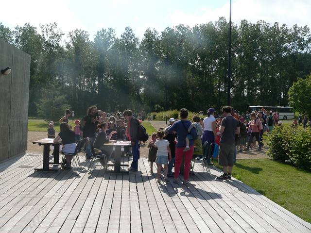 Les familles sur la terrasse de la salle de l'Orion - photo AMAC / Les Mouillotins