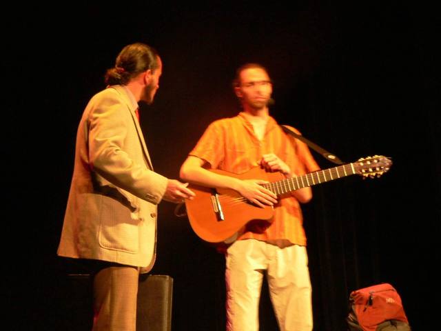 Un duo guitare et chant sur scène - photo AMAC / Les Mouillotins