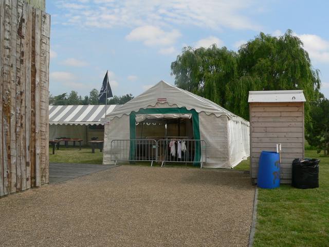 Un barnum installé devant la salle - photo AMAC / Les Mouillotins