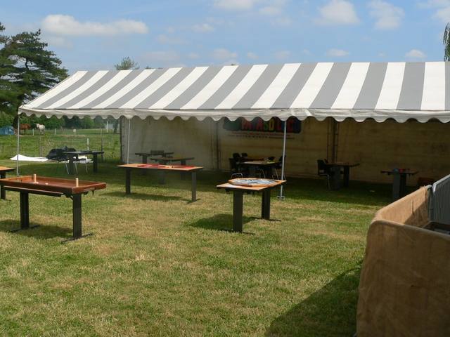 Les jeux en bois sous le barnum - photo AMAC / Les Mouillotins