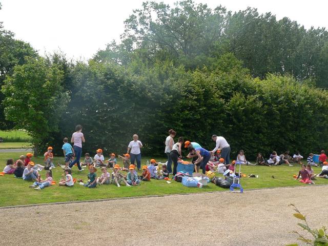 Pique-nique des enfants sur la pelouse - photo AMAC / Les Mouillotins